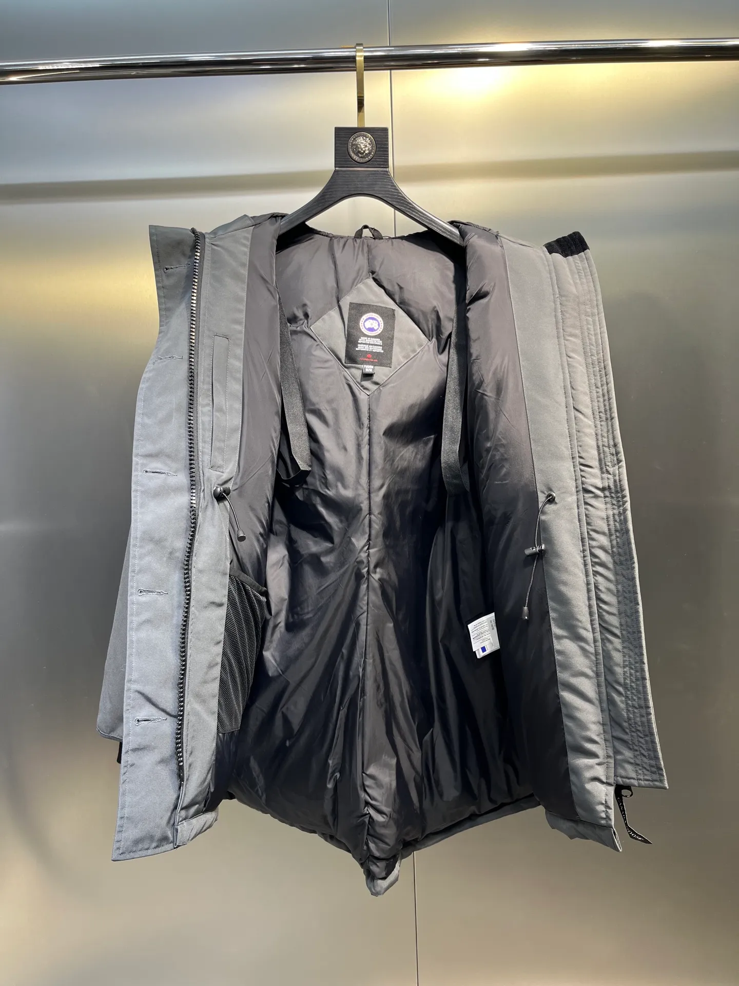 P860 Canada goose/Canada Goose 05 model 2580LA CANADA GOOSE/Canada Goose Rossclair parka women's down jacket, authentic original clothing molding, all accessories are custom-made from the original factory. This model is very unique. The zipper at the back can be opened to change into a dovetail style, with diagonal pockets and a layer of hidden pockets underneath. The official website has become a popular model. The softness and hardness of the fabric are compared with the genuine ones. It can be restored by kneading at will (fabric misunderstanding: fabrics with high hardness are not waterproof. Only those who buy the latest genuine version this year will notice the softness and comfort of the fabrics). The down is synchronized with the genuine white duck down. It is fluffy and not lumpy. The electronically controlled down charging machine is used to fill the zippers with customized genuine YKK zippers. High hardness and no lag. The fur collar is purchased from the same manufacturer as Wolf Hair. (Cooperative factory 2019 Canadian wolf skin auction and Big Goose official auction of wolf skin fur collars on the same site) All workmanship and wiring are controlled by workers with more than ten years of service. They must be horizontal and vertical, and are not crooked. The density of the inner wiring is more exquisite. Compare at will. Big goose label, collar label, washed label, hang tag, zipper rope, pocket label, back label, collar velvet, Velcro fasteners, all details of the cuffs are updated simultaneously with the original product, the best version, and the most complete color matching. The fighter in World 05 battles various world goods. Size: XS-XL